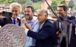 Slogan e colori cangianti sul prato di Pontida